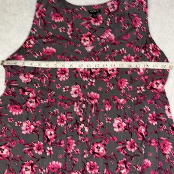 Torrid grey and pink floral hi low blouse sz 00. - Picture 10 of 15